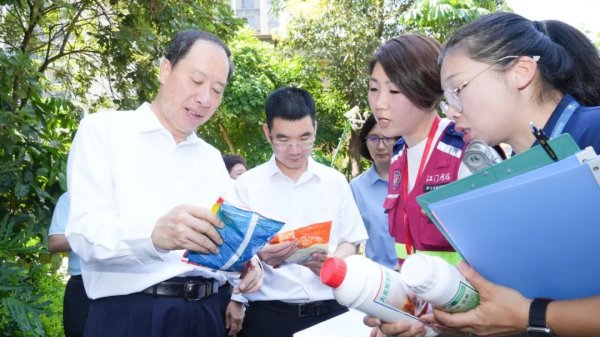 正规的配资炒股平台 陈岸明“四不两直”督导检查基层一线基孔肯雅热疫情防控工作